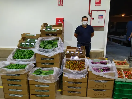 David Camarasa junto a cajas de verdura ecológica de Hortbio